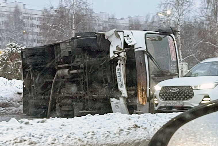 В Петербурге маршрутка опрокинулась после столкновения со снегоуборочной машиной
