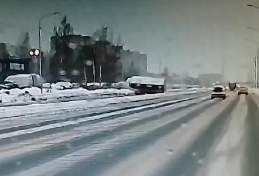 В Петербурге маршрутка опрокинулась после столкновения со снегоуборочной машиной