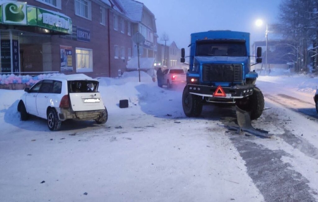 В Якутии водитель автомобиля спас перебегавшего дорогу ребенка и попал в ДТП
