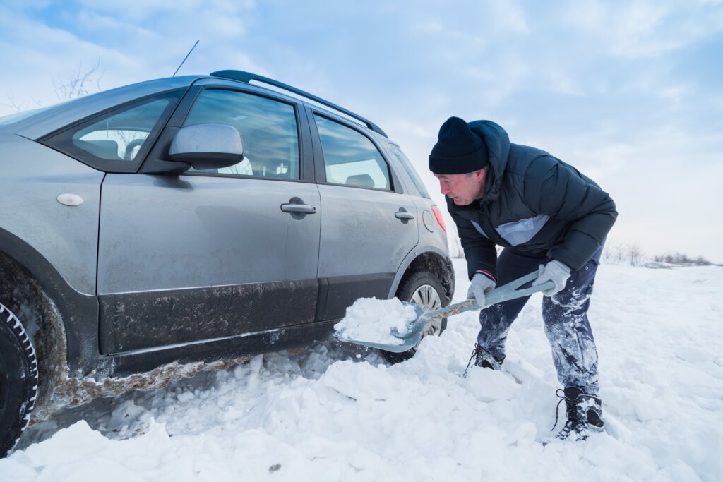 Почему машину нужно обязательно очищать от снега