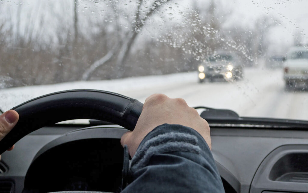 Эксперт рассказал, как избежать заноса на зимней дороге