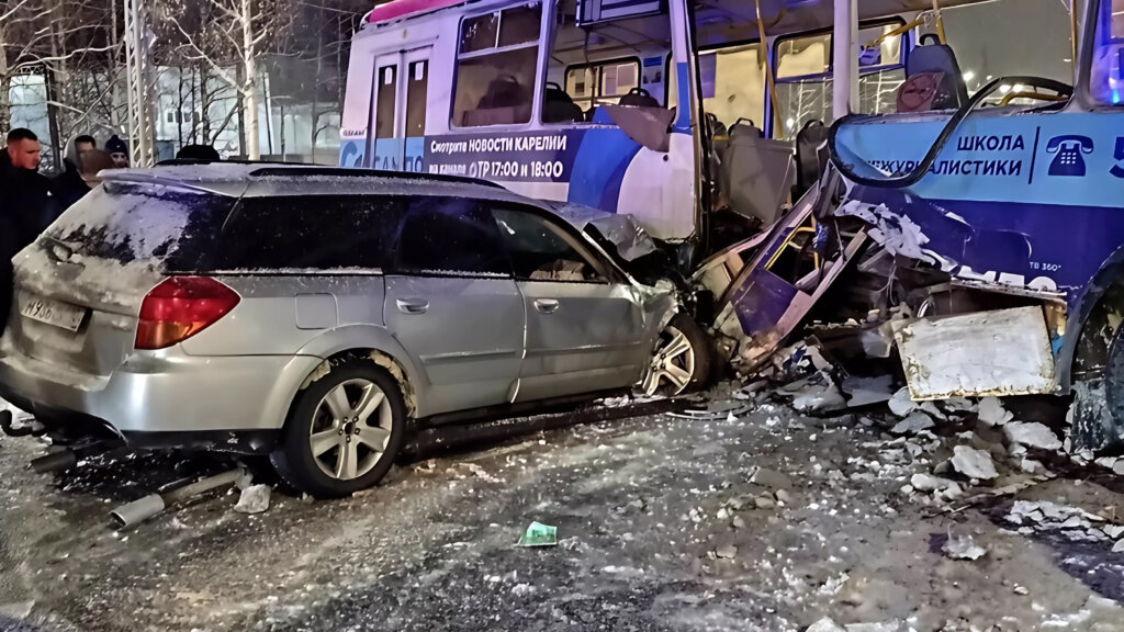 Троллейбус едва не перевернулся в результате ДТП в Петрозаводске