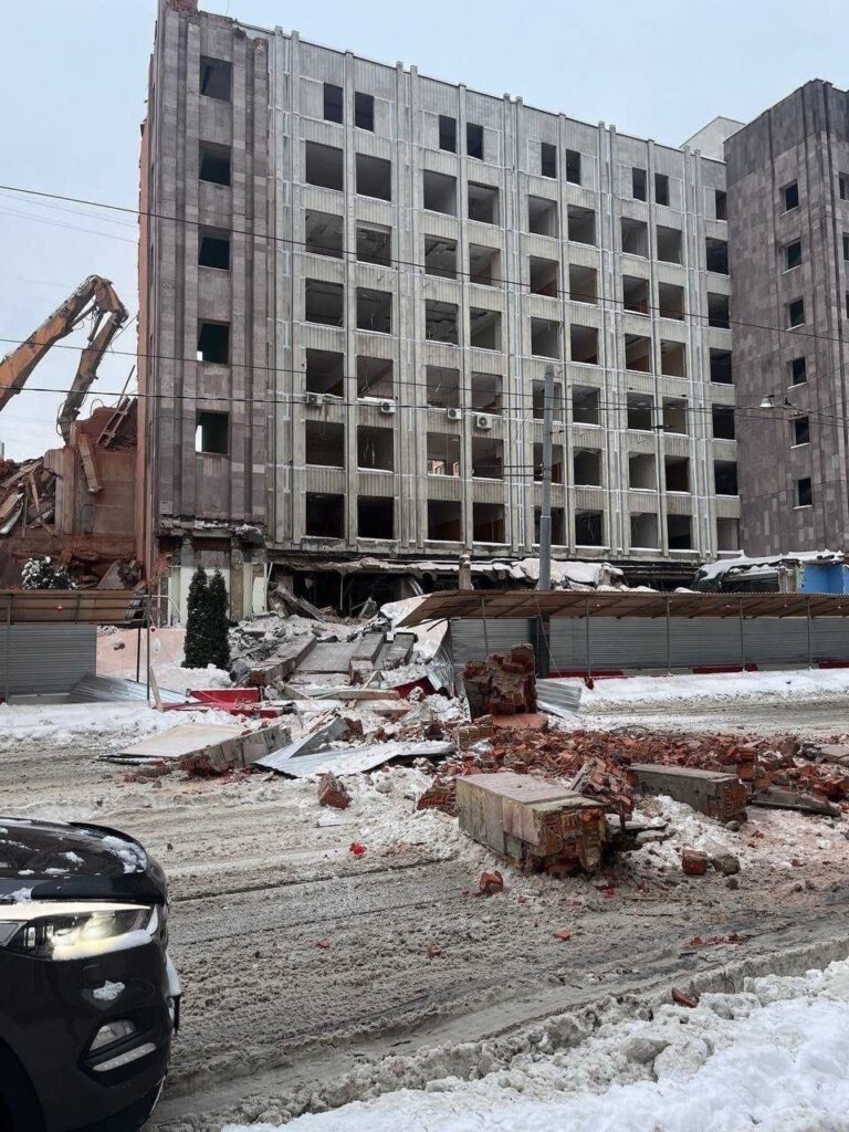 В Москве при сносе здания кирпичная стена рухнула на тротуар и проезжую часть