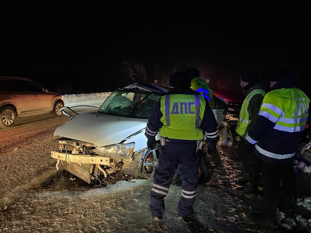 Mitsubishi и &#171;Лада&#187; столкнулись на трассе Екатеринбург &#8212; Серов: погибли оба водителя
