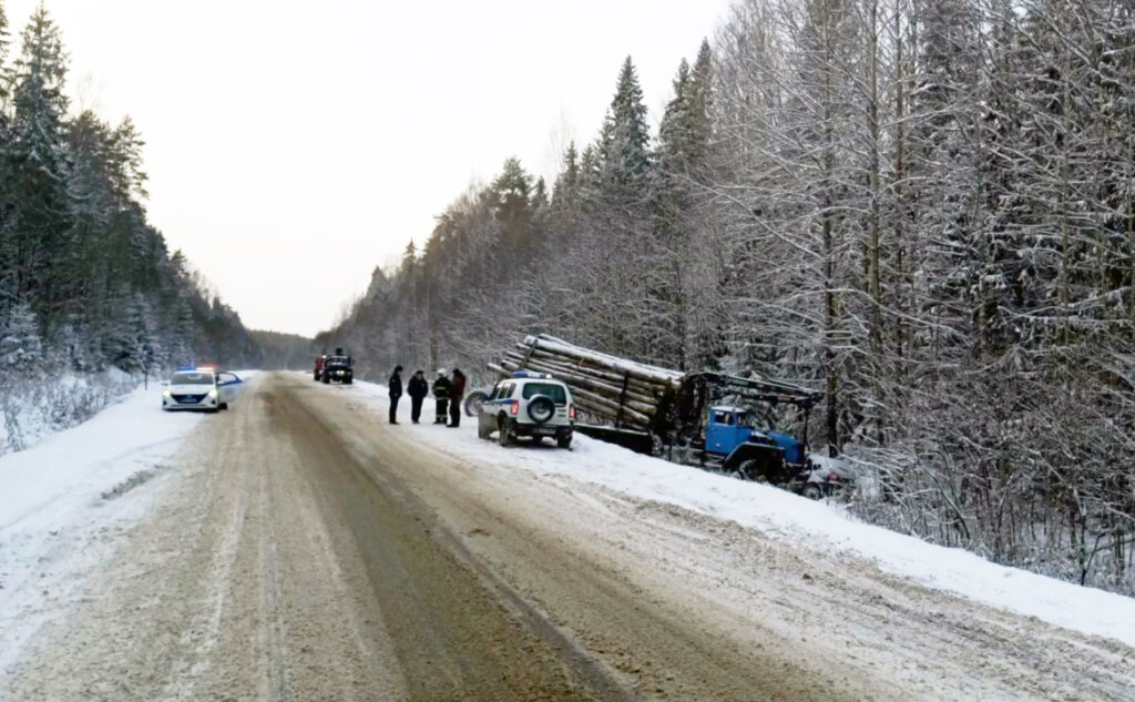 Двое молодых людей погибли под встречным лесовозом в Костромской области