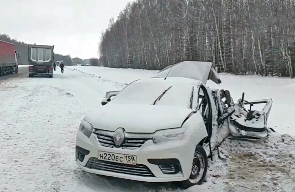 Renault Logan занесло на встречную полосу на трассе Пермь &#8212; Екатеринбург: погибли 4 человека