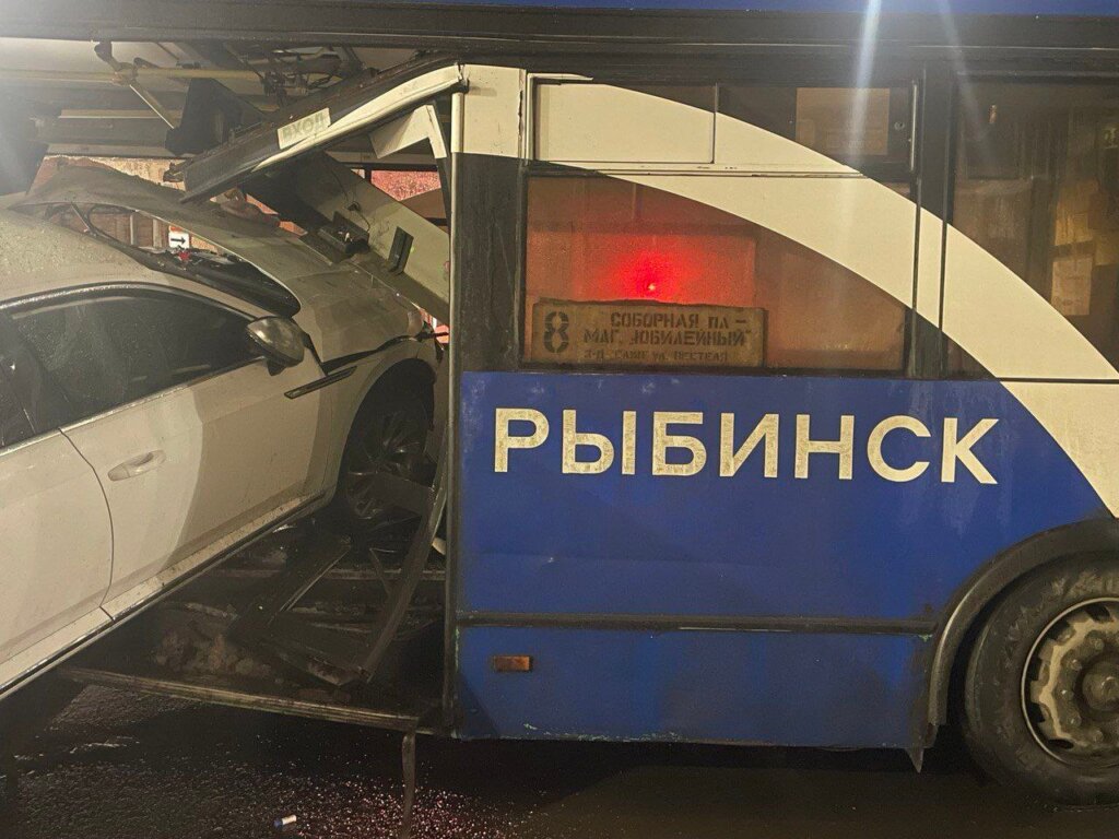 В Рыбинске Volkswagen на скорости столкнулся с автобусом