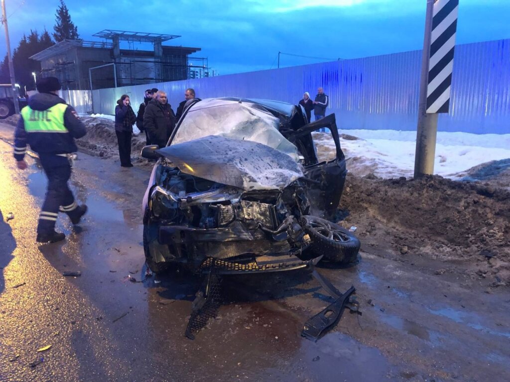 Renault Sandero столкнулся с автобусом в Калужской области: водитель погиб