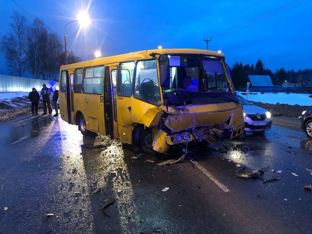 Renault Sandero столкнулся с автобусом в Калужской области: водитель погиб