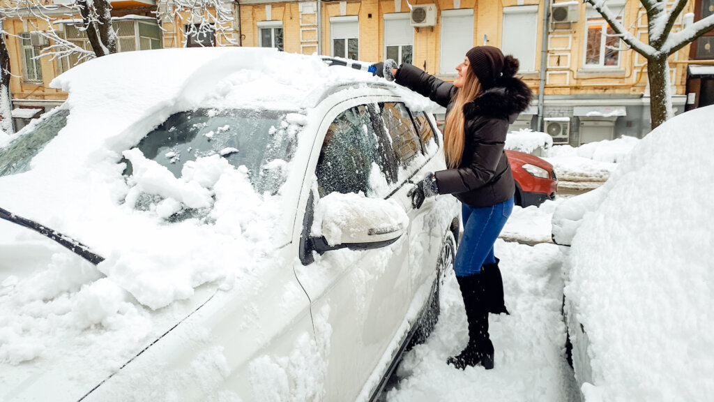 Почему опасно ездить со снегом на крыше автомобиля