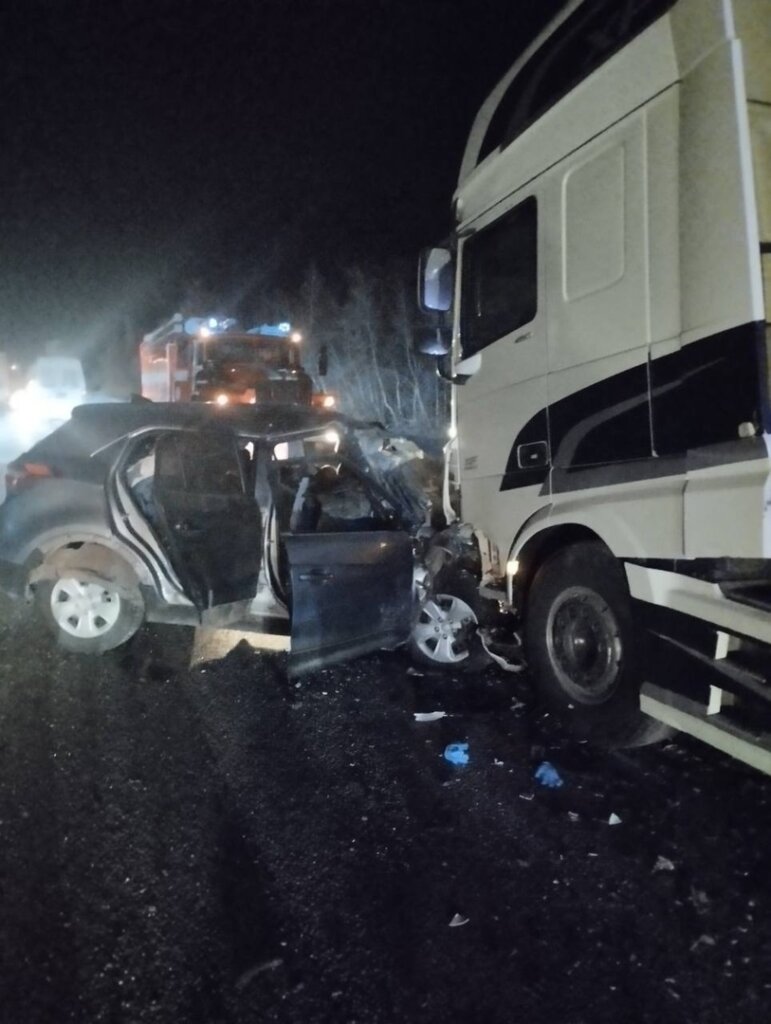 Hyundai Creta столкнулся с фурой в Самарской области: погибли 4 человека