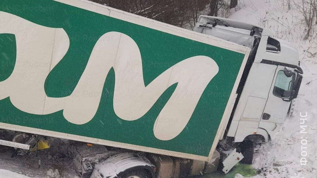 КамАЗ и легковой автомобиль столкнулись на трассе М-3: трое погибли