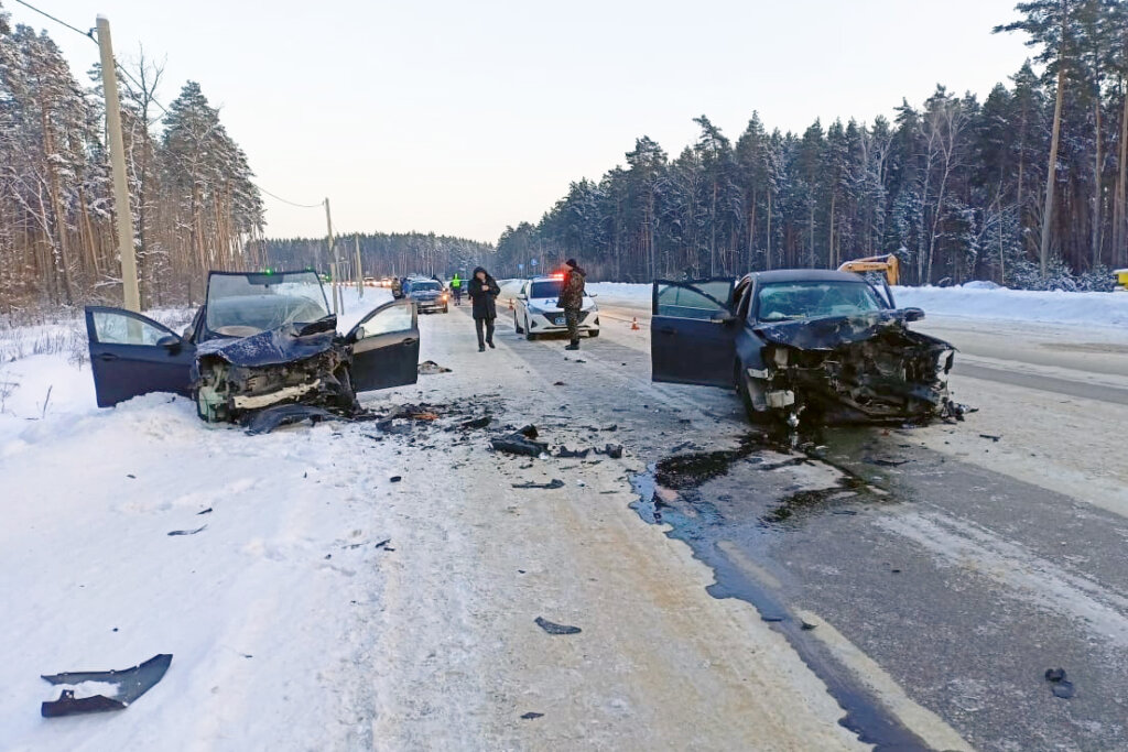 Mazda и Geely столкнулись под Липецком: погибли женщина и ребенок