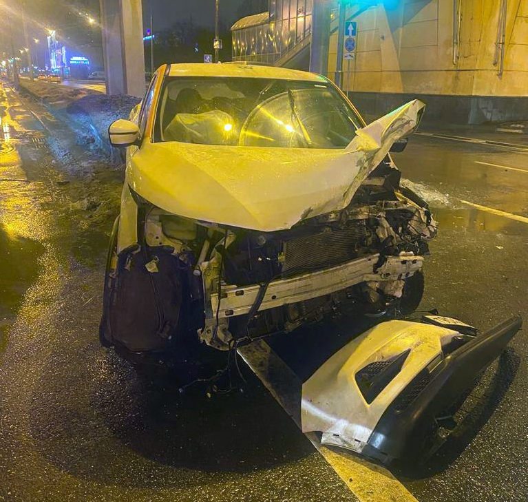 В Москве пьяный лихач на каршеринговом автомобиле въехал в Audi: погиб человек