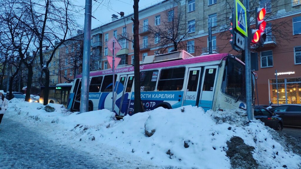 &#171;Отказали тормоза&#187;: в Петрозаводске троллейбус врезался в стоящие на светофоре автомобили
