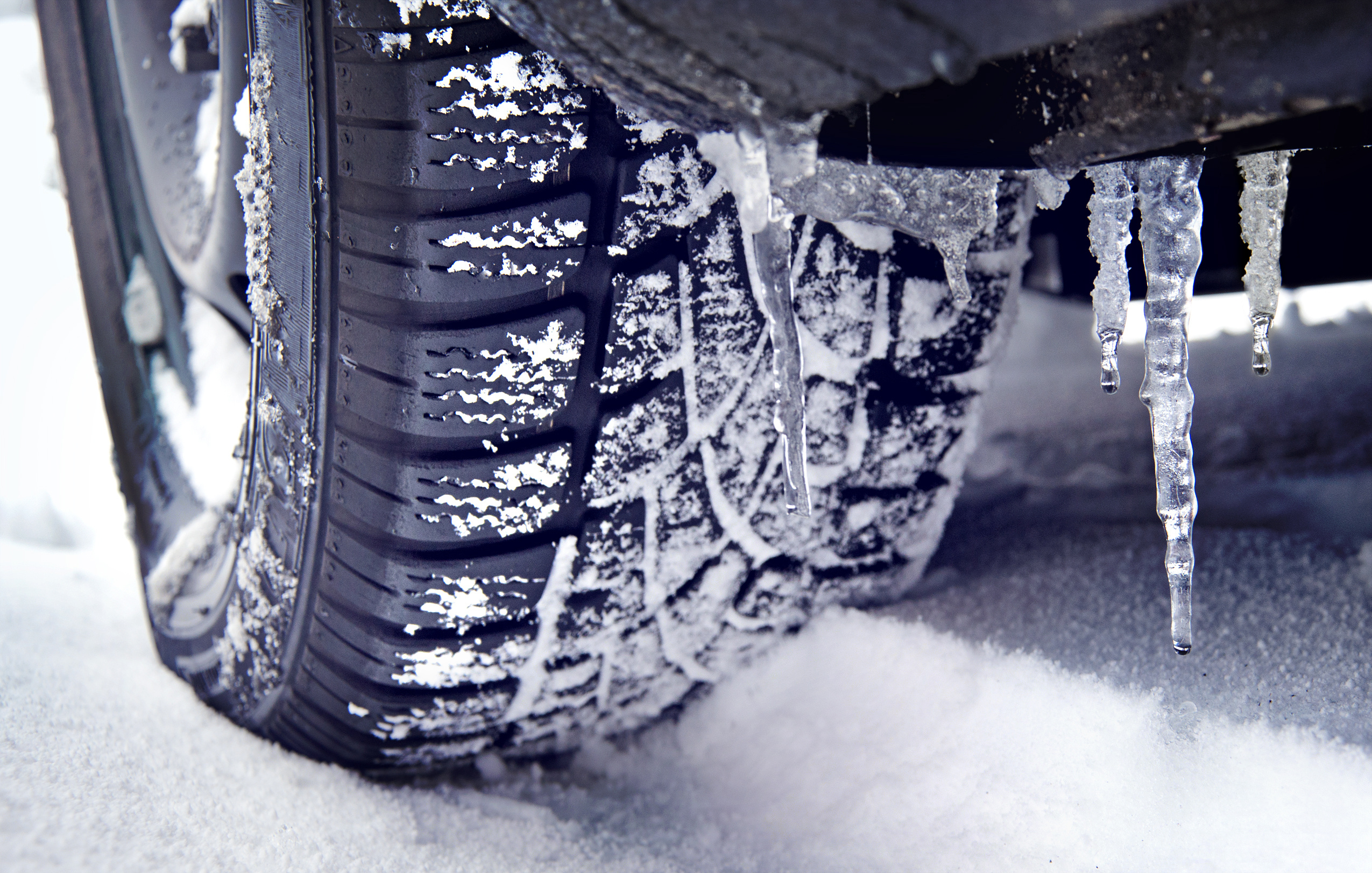 Поменять колеса с зимних на летние. Зимние шины. Шины зимой. Меняем колеса на зимние. Зимняя резина в снегу.
