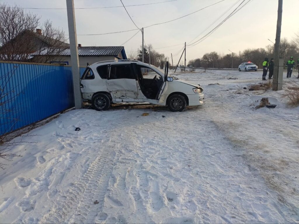 Жёсткое ДТП в Приморье: Mark II вылетел с дороги и снёс столб