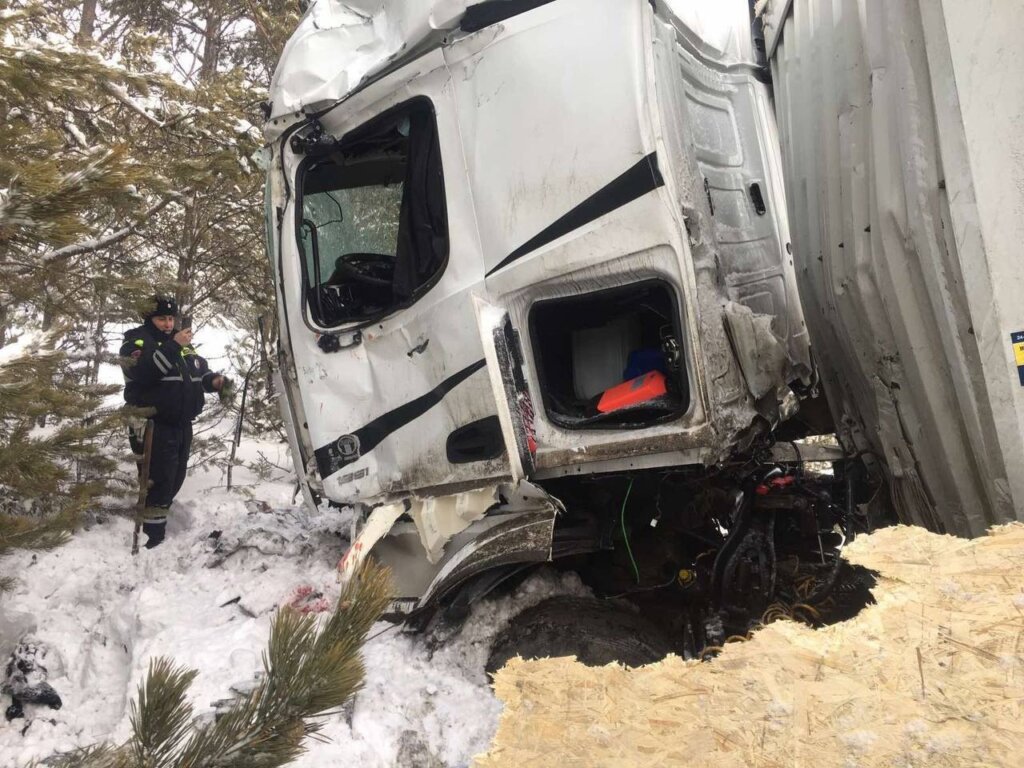 Два грузовика смяли &#171;Ладу&#187; с людьми на трассе «Сибирь»: погибли мужчина и женщина