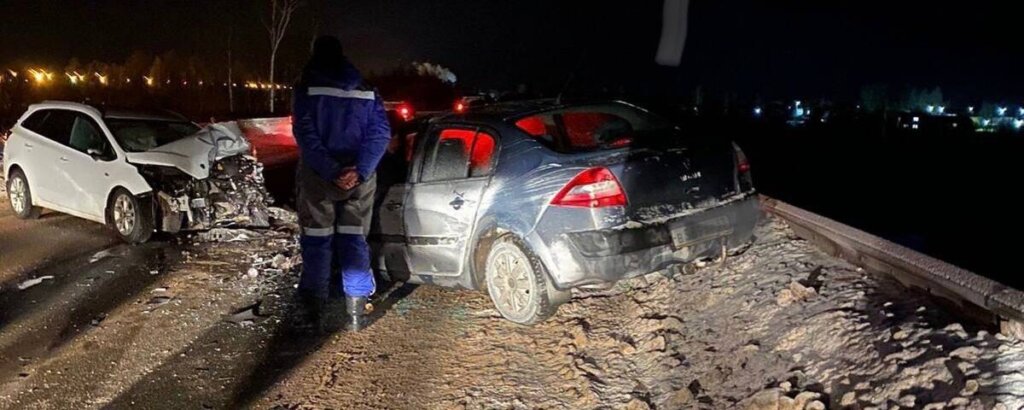 Kia и Renault столкнулись на трассе М-10 в Новгородской области: погибли две женщины