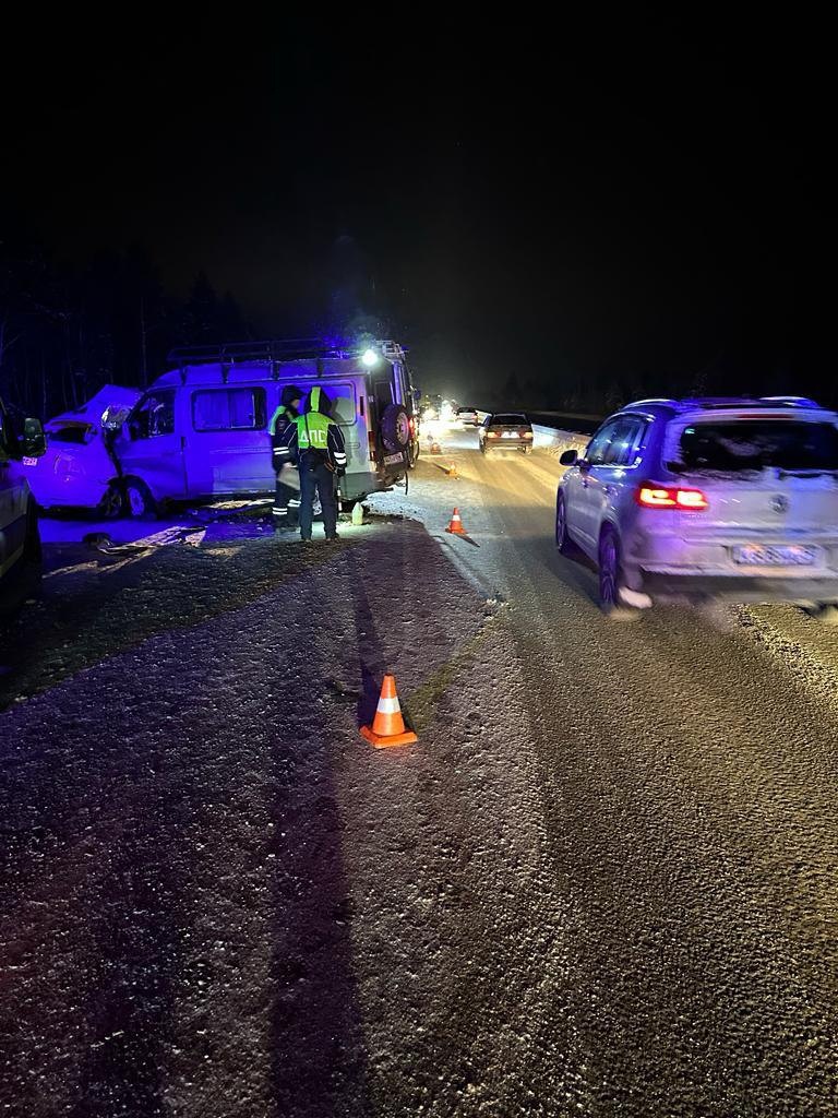 «Фольксваген» вынесло на встречную полосу на трассе М-8: погибли водитель и пассажир