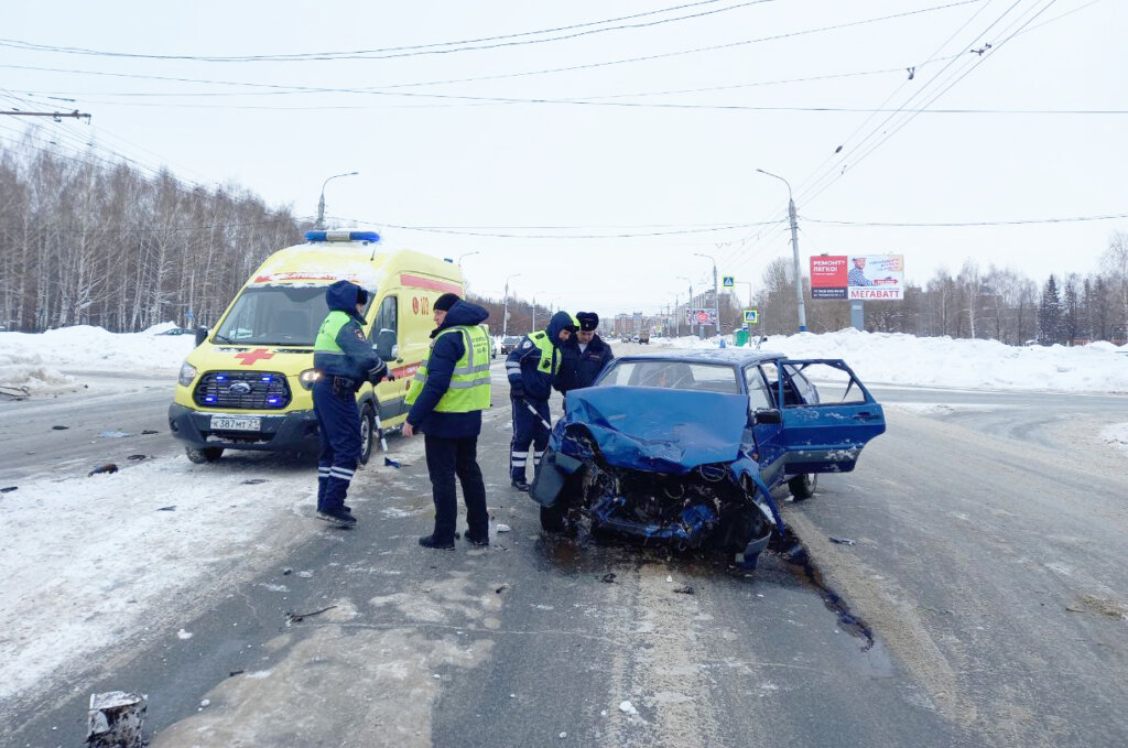 ВАЗ-2114 и Mercedes столкнулись в Новочебоксарске: пострадали три человека