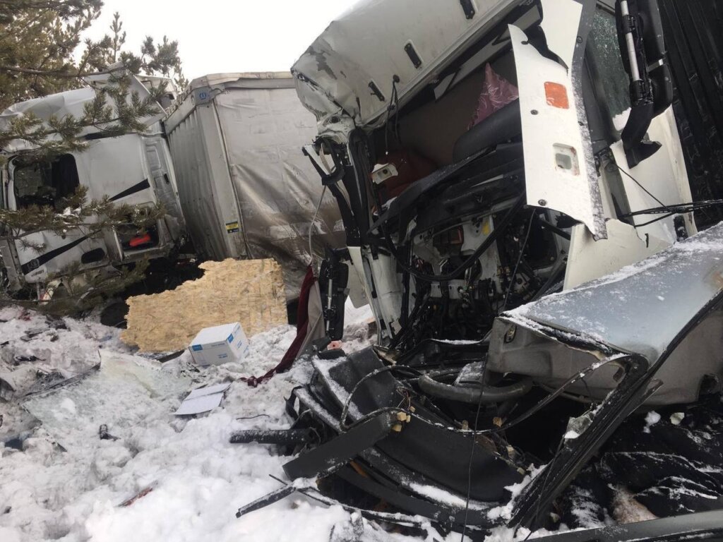 Два грузовика смяли &#171;Ладу&#187; с людьми на трассе «Сибирь»: погибли мужчина и женщина