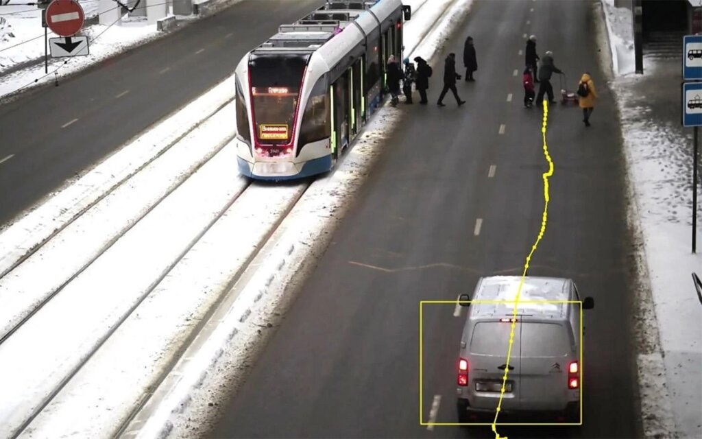 В Москве камеры начали штрафовать водителей за непропуск пешеходов на трамвайных остановках