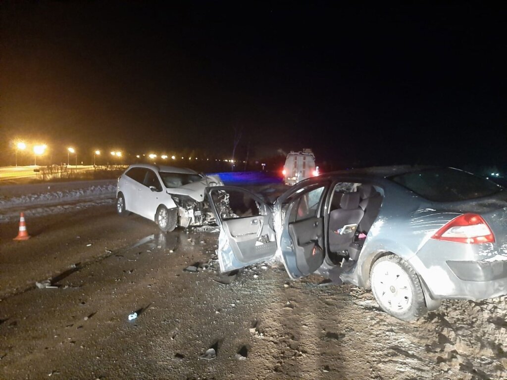 Kia и Renault столкнулись на трассе М-10 в Новгородской области: погибли две женщины