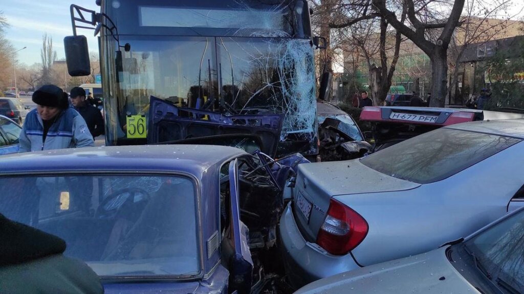 В Казахстане автобус с пассажирами выехал на встречную полосу и столкнулся с 10 автомобилями