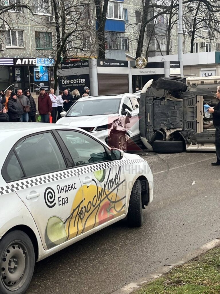 Момент ДТП в Краснодаре: водитель &#171;Мерседеса&#187; не  справился с управлением и протаранил 5 машин