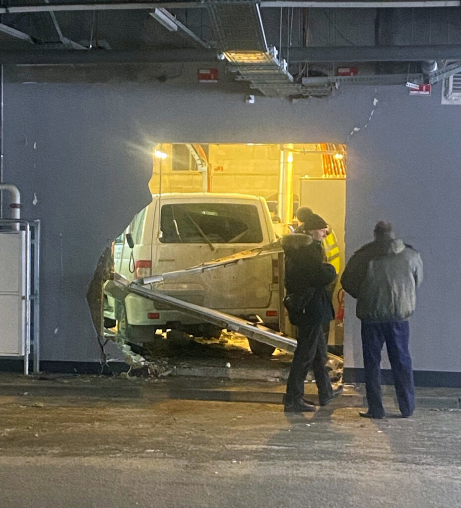 УАЗ пробил стену на парковке торгового центра в Новосибирске