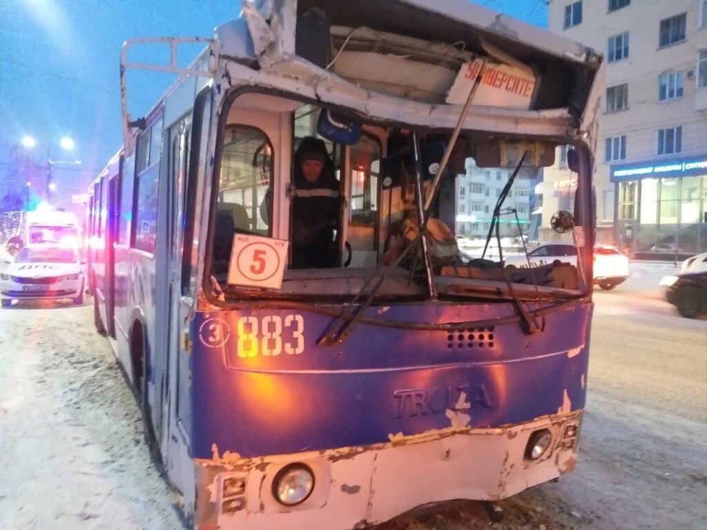 Два троллейбуса столкнулись на остановке в Чебоксарах