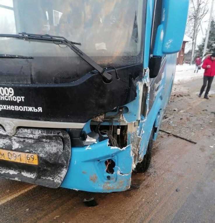Видеорегистратор запечатлел момент столкновения скорой и автобуса в Тверской области