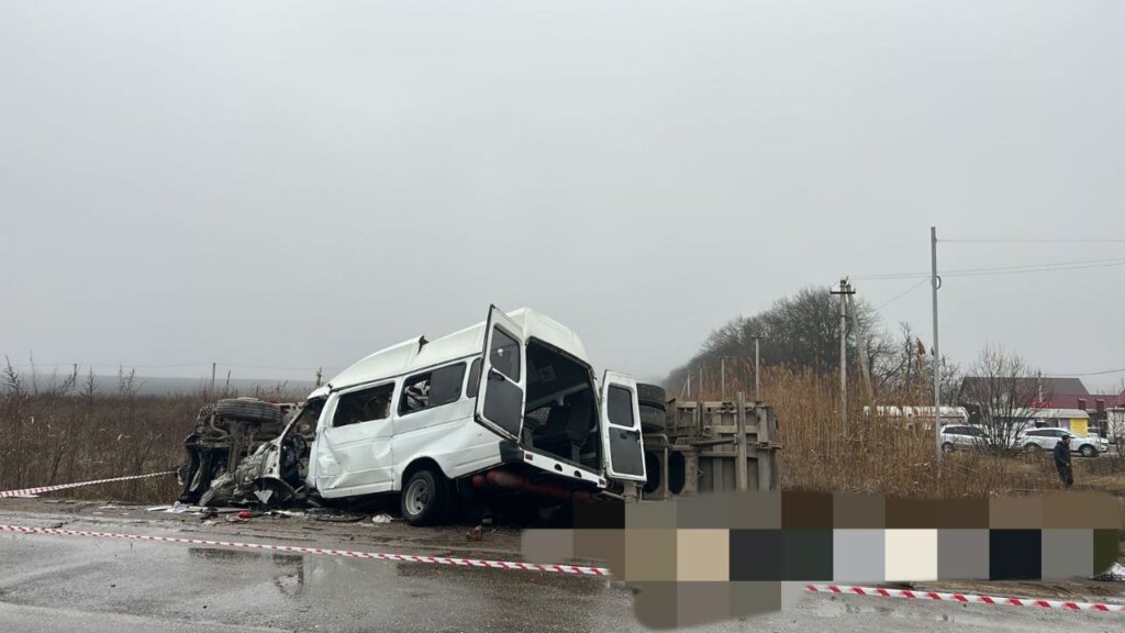 Семь человек погибли в ДТП с участием маршрутки и грузовика на Ставрополье