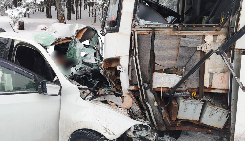 В Архангельской области Skoda врезалась в туристический автобус: погибли два человека