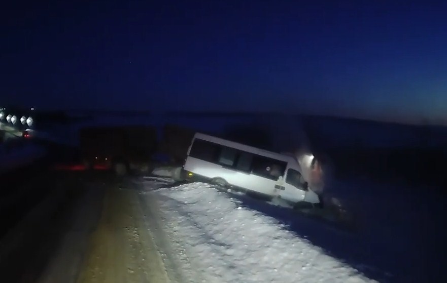 «Грузовик выехал на встречную полосу»: видеорегистратор запечатлел момент ДТП с участием микроавтобуса в Тульской области