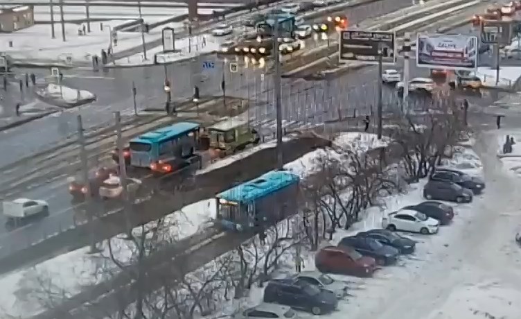 В Петербурге автобус выехал на тротуар и начал давить людей