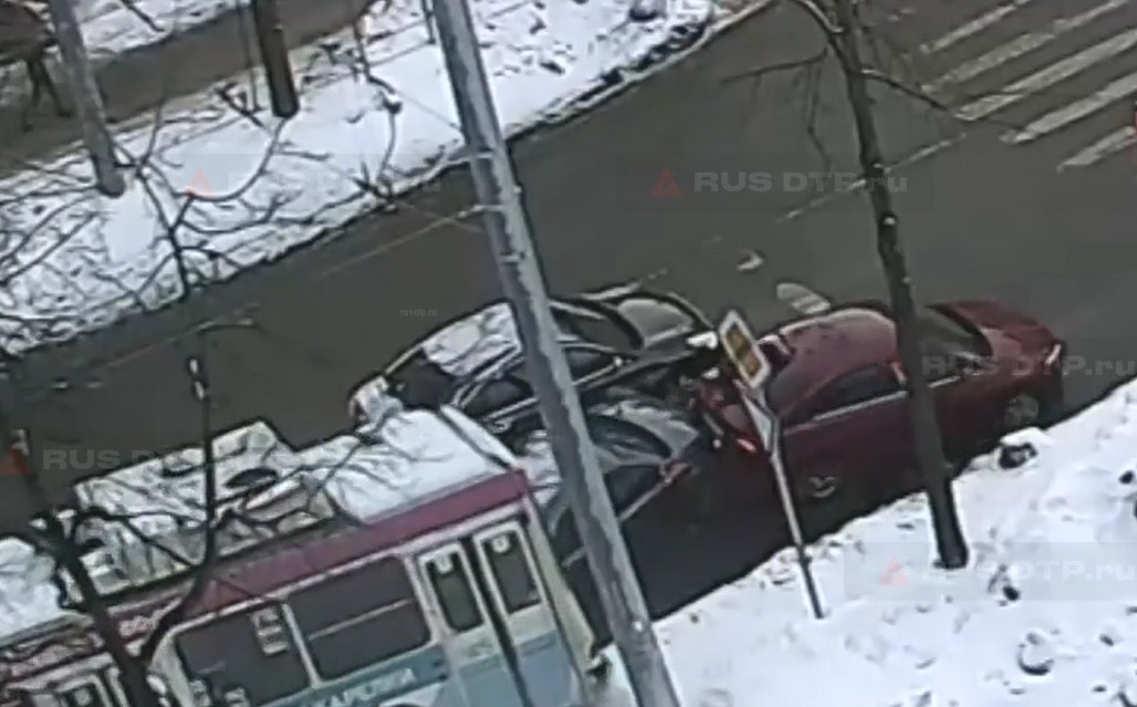 «Отказали тормоза»: в Петрозаводске троллейбус врезался в стоящие на светофоре автомобили