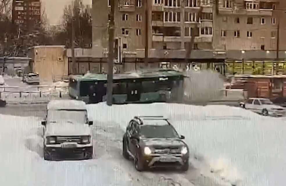 Автобус врезался в столб на Светлановском проспекте в Санкт-Петербурге: видео столкновения