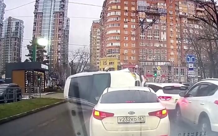 Момент ДТП в Краснодаре: водитель «Мерседеса» не  справился с управлением и протаранил 5 машин