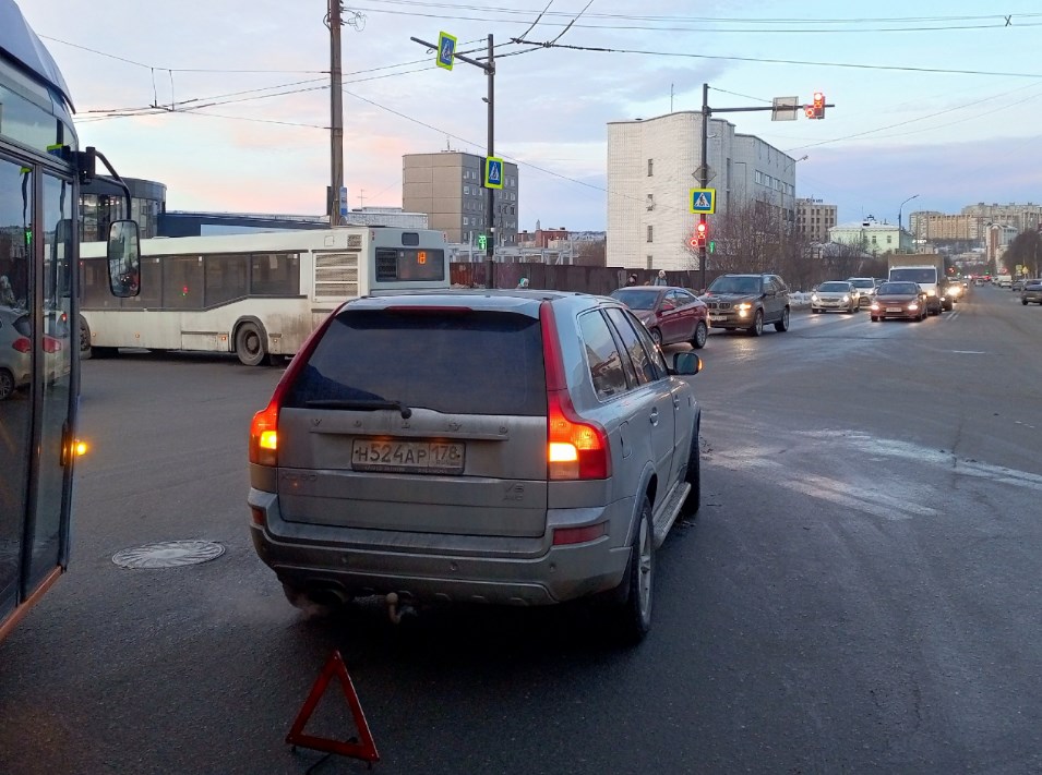 В Мурманске автобус поворачивал налево и столкнулся с Volvo