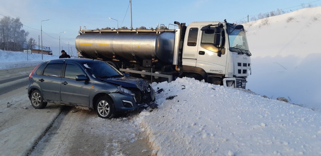 Момент ДТП на трассе Ижевск &#8212; Сарапул: пикап вынесло под встречный молоковоз