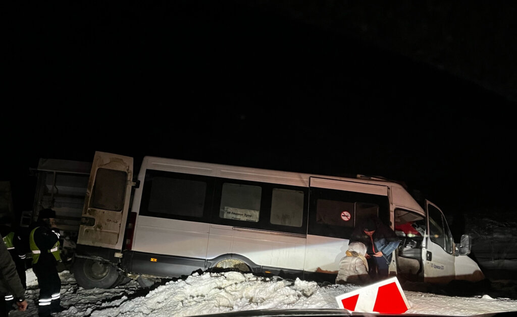 &#171;Грузовик выехал на встречную полосу&#187;: видеорегистратор запечатлел момент ДТП с участием микроавтобуса в Тульской области