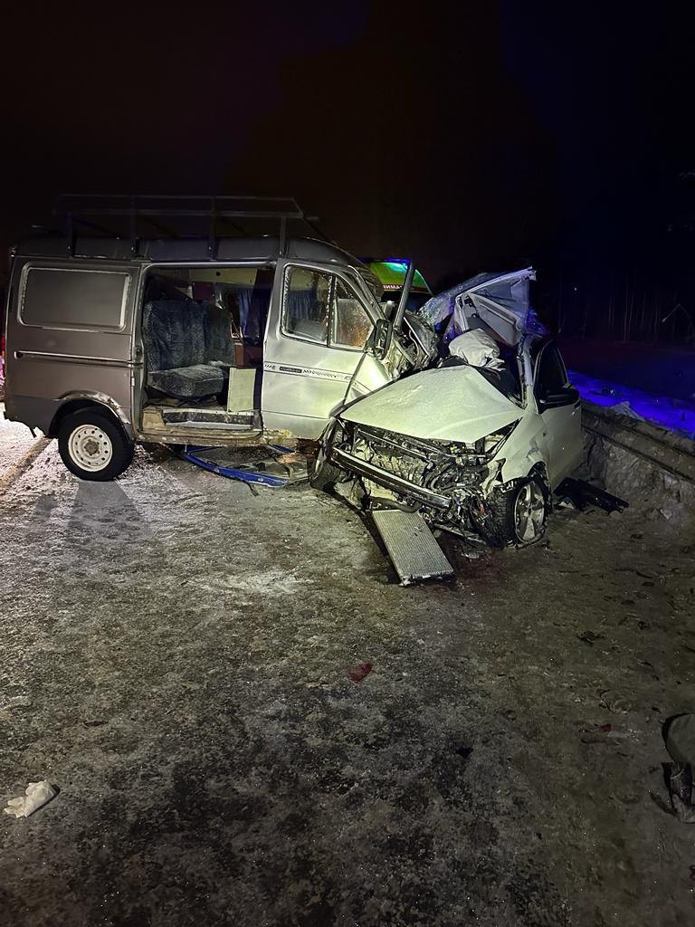 «Фольксваген» вынесло на встречную полосу на трассе М-8: погибли водитель и пассажир