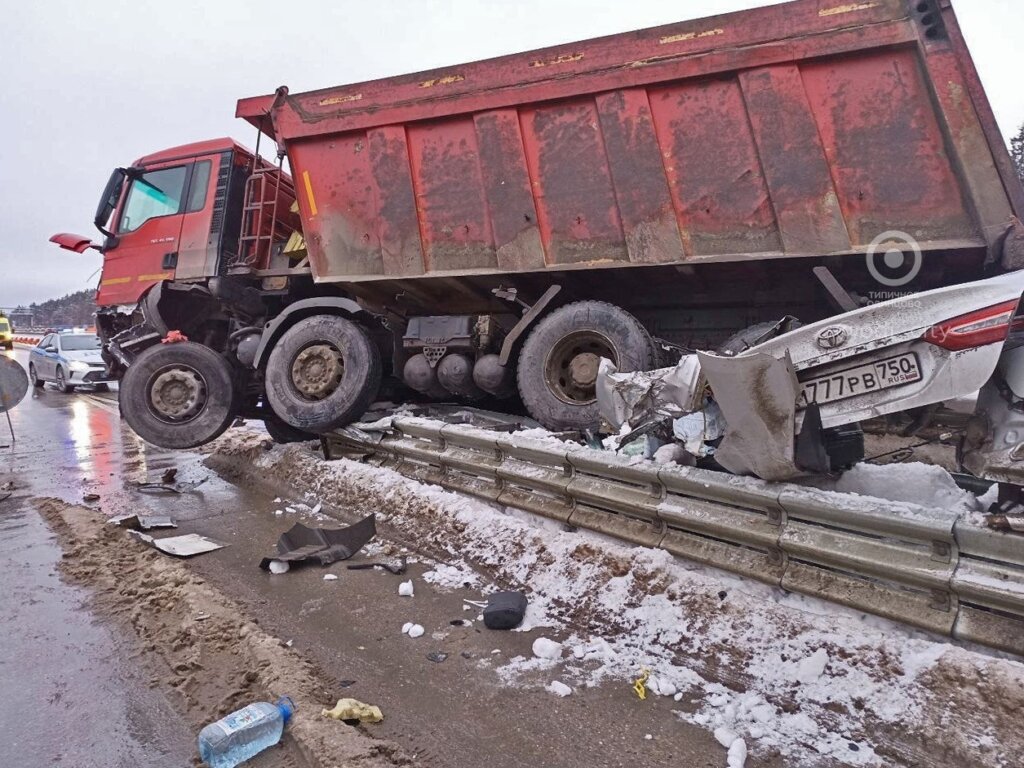 Жёсткое ДТП на платной дороге в Подмосковье: грузовик смял легковой автомобиль с людьми