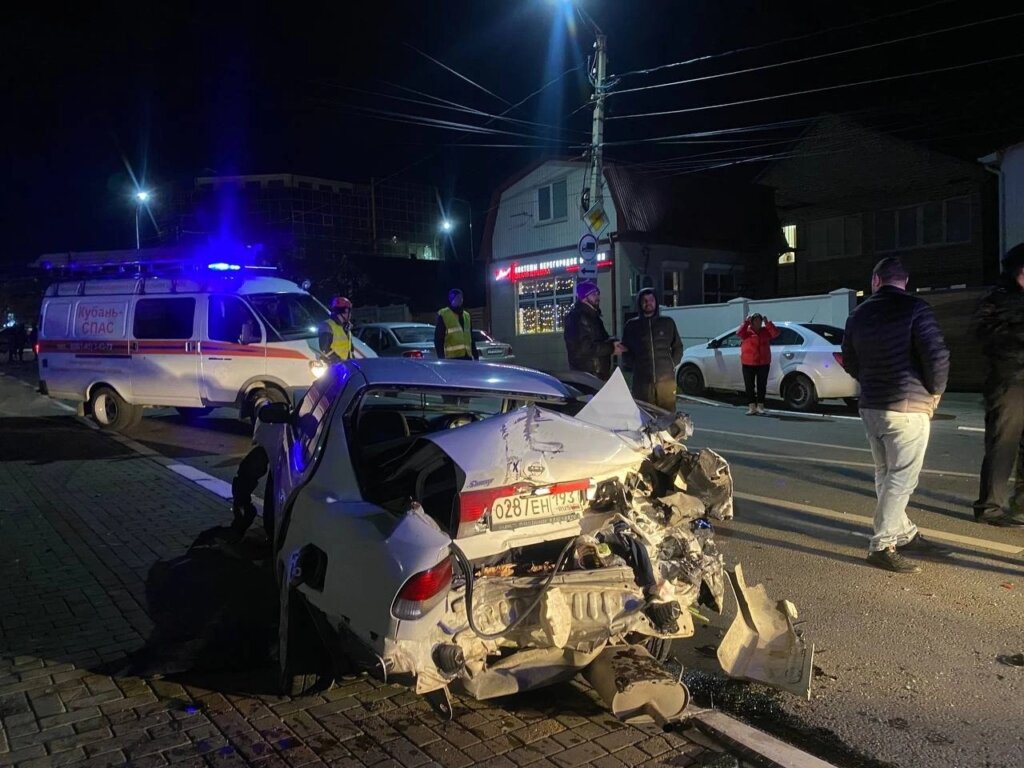 Массовое ДТП в  Геленджике: автокран без тормозов протаранил 12 автомобилей