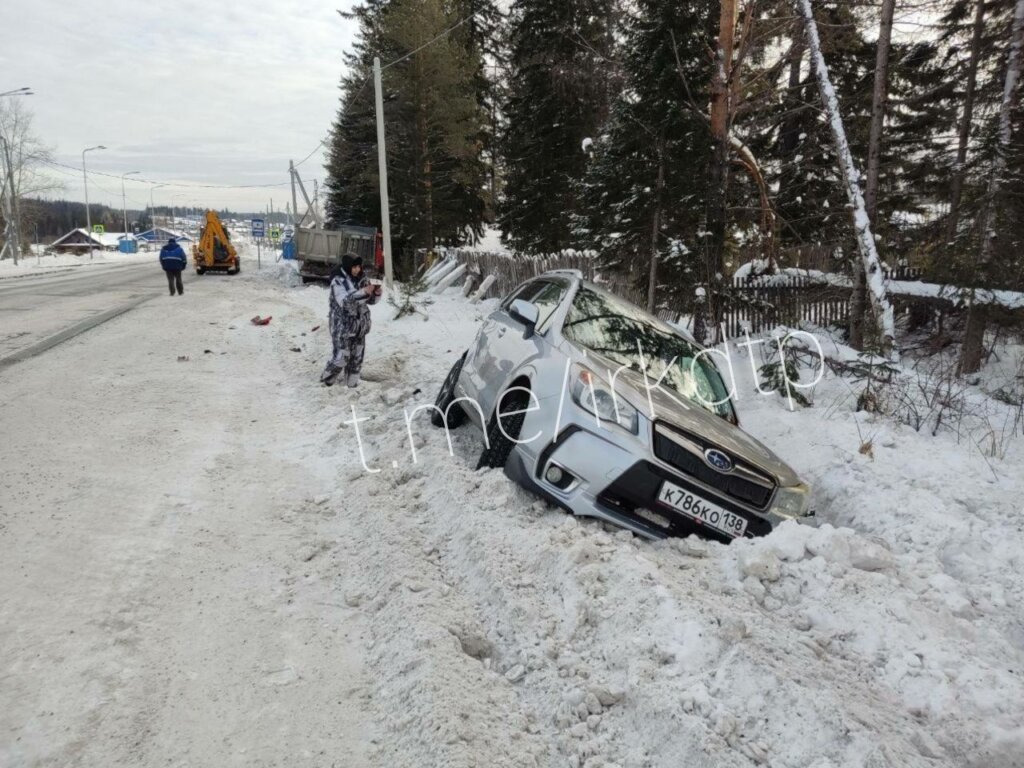 Автомобиль с видеорегистратором занесло на скользкой дороге в Иркутской области
