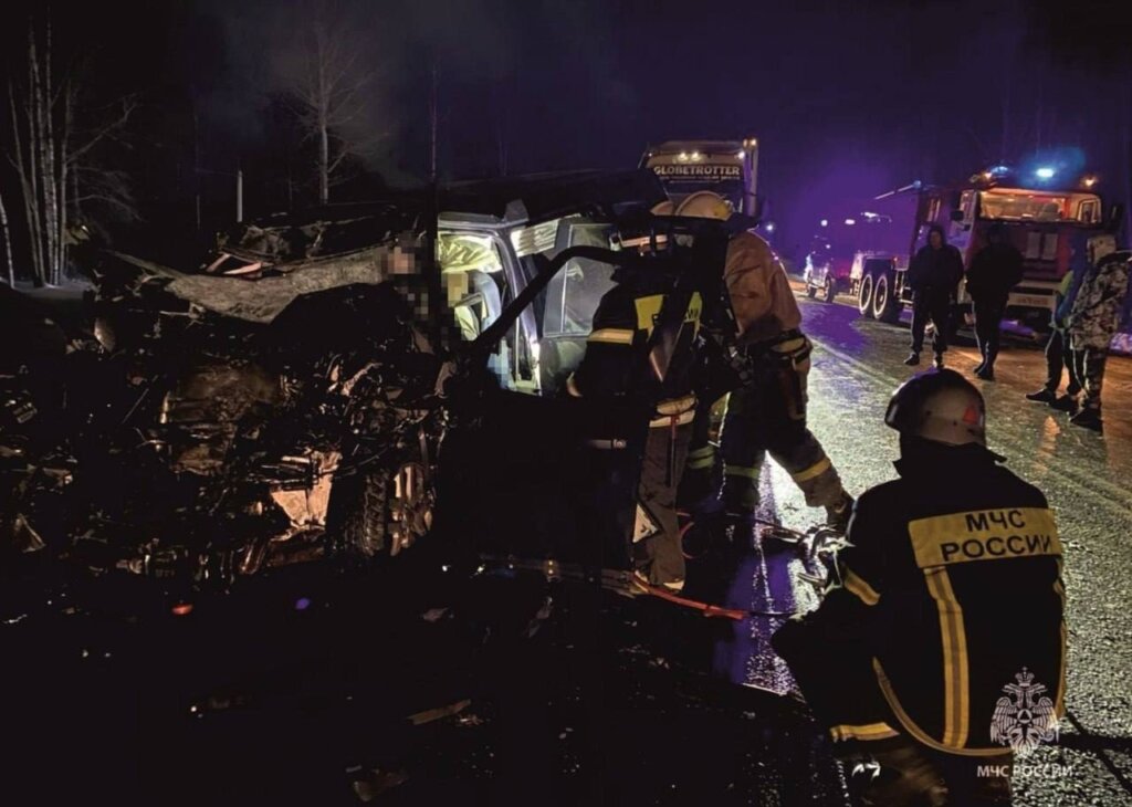 Land Rover Discovery столкнулся с фурой в Костромской области: погибли 4 человека