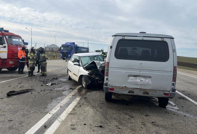 Две легковушки и микроавтобус столкнулись под Краснодаром: погибли два человека