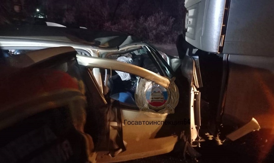 Renault столкнулся с фурой на окраине Саратова: погибли два человека
